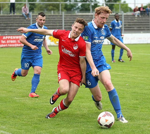 Christian Seger vom Offenburger FV (li...ird von Matthias Armbruster gebremst.   | Foto: Alexandra Buss