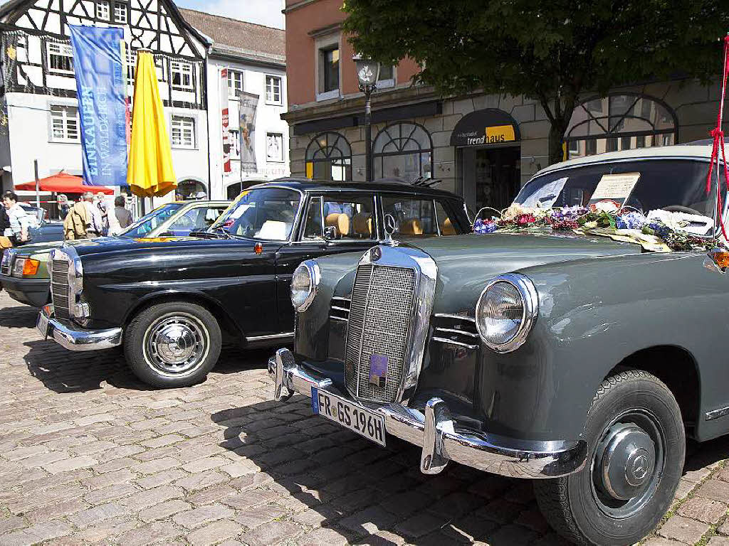 Daimler Benz Ponton von 1956 (rechts), links daneben eine Luxusklasse aus den 1970ern sowie ein 124 (grn, ganz links)