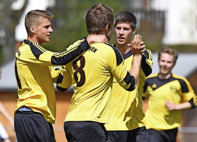 Gratulation: Rick Kiefer bejubelt mit ...r zum 2:1 gegen den TuS Bonndorf II.    | Foto: seeger