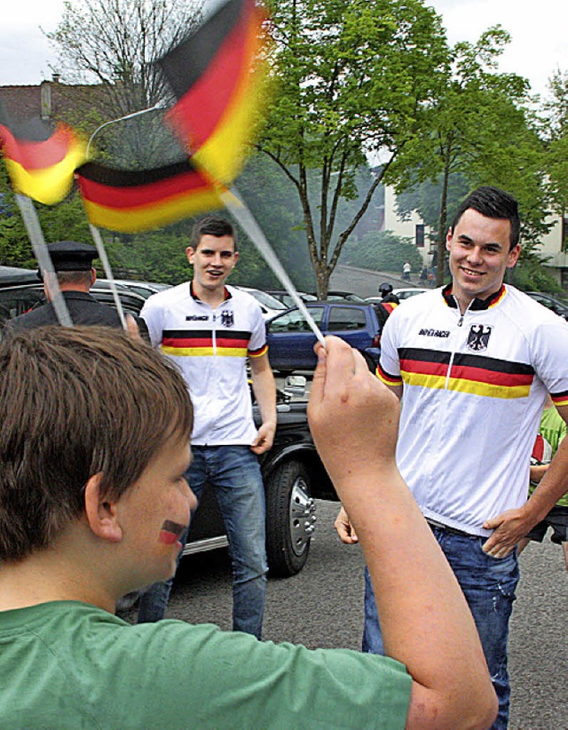 Mit groem Jubel wurden Joshua Eckert (rechts) und Robin Leber empfangen.   | Foto: Jrn Kerckhoff