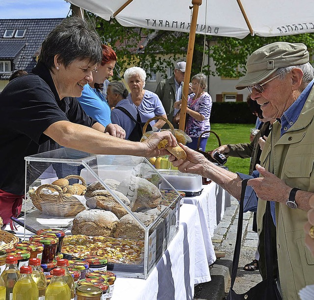 Frische Landprodukte gibt es beim Baue...und ein Schwtzchen noch gratis dazu.   | Foto: Alexandra Wehrle