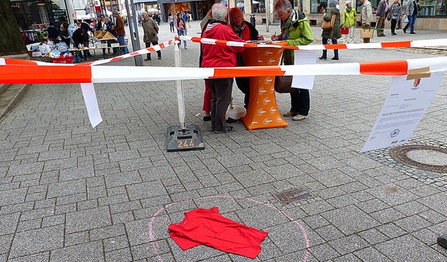 Mit abgesperrten Tatorten protestierte...as Weltlaedeli Murg in Bad Sckingen.   | Foto: Willi Moosmann