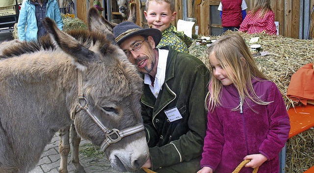 Zum Hoffest kamen auch die Esel Angelo...ild mit Finn und Lilja aus Niederhof.   | Foto: Oldenburg