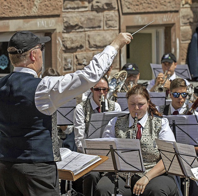 Auch wenn der Nachwuchs spter im Mitt...des Maihocks war Sache der Stadtmusik.  | Foto: Martin Hannig