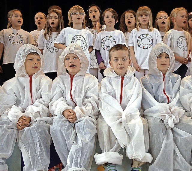 Der Schulchor sang in Herten zur Begrung.   | Foto: Petra Wunderle