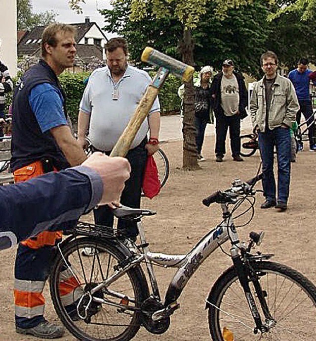 Fahrradversteigerung: Wer bietet mehr?  | Foto: Karin Wortelkamp