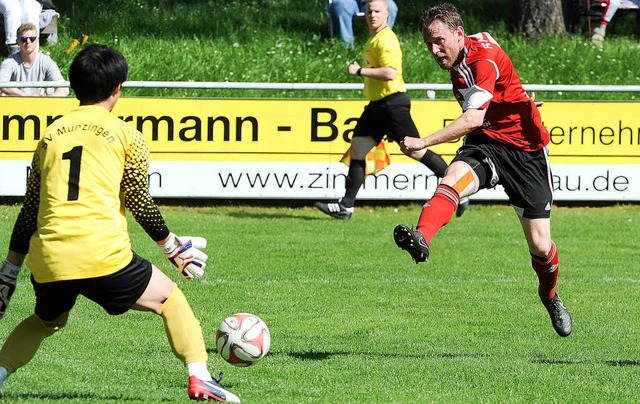 Der Bann ist gebrochen: Andreas Hein t...er Keeper Kenta Horie vorbei zum 1:1.   | Foto: Achim Keller