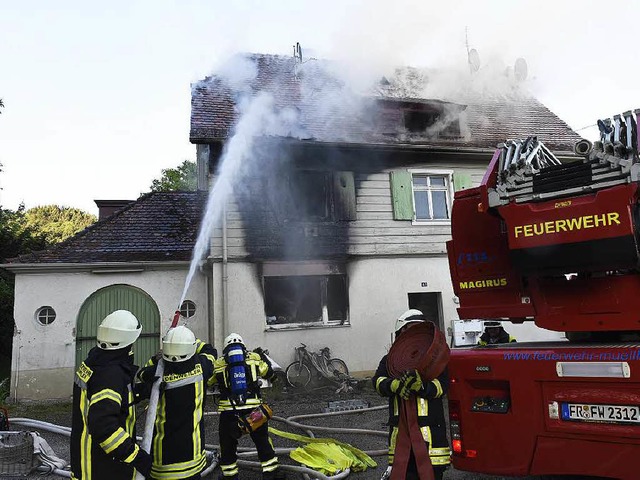 Feuerwehreinsatz: Zu einem Brand kam es am Sonntagabend in Oberweiler.   | Foto: Volker Mnch