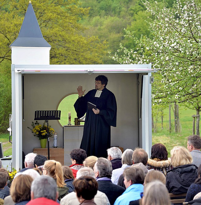 Pfarrer Frank Meckelburg predigt in se...klappbaren Glockenturm hat  er dabei.   | Foto: dpa