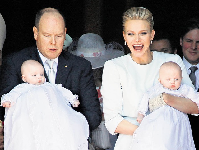 Das Frstenpaar  Albert II. (57) und C...ge in ihren fluffigen Dior-Kleidchen.   | Foto: dpa