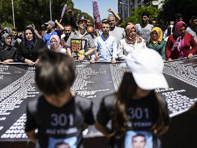 Auch die Kinder eines getteten Bergar...nehmen an den Protesten in Soma teil.   | Foto: afp