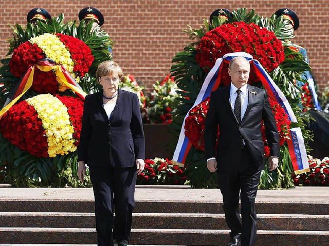Angela Merkel und Wladimir Putin legte...s unbekannten Soldaten Krnze nieder.   | Foto: dpa