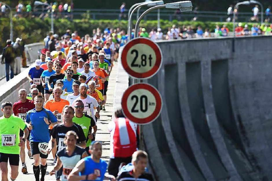 18,3 Kilometer: Fast 3000 Läuferinnen und Läufer haben am Muttertag den Schluchssee umrundet. (Foto: Patrick Seeger) 18,3 Kilometer: Fast 3000 Läuferinnen und Läufer haben am Muttertag den Schluchssee umrundet. (Foto: Patrick Seeger)
