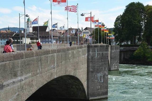 Fahnenmasten auf der alten Rheinbrcke umgeknickt