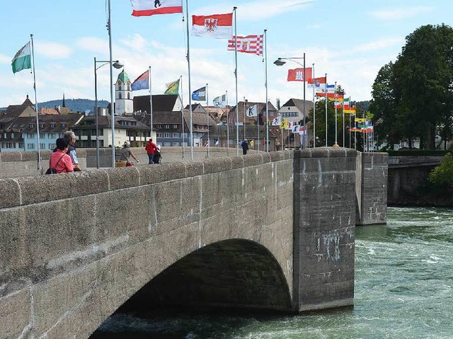 Sieben Fahnenmaste auf der alten Rheinbrcke wurden am Samstag stark beschdigt.  | Foto: Ingrid Bhm-Jacob