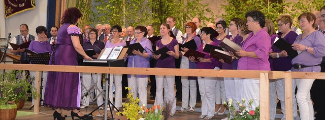 Unter der Leitung von Maria Grigorenko... Frauenchor &#8222;Li-Chrchen&#8220;.  | Foto: Jrg Schimanski