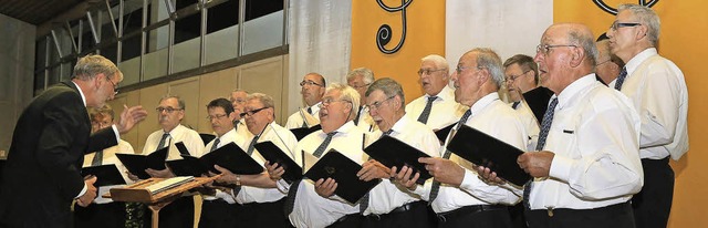 Der Mnnergesangverein Altdorf mit Dir... Alfred Wagner beim Frhjahrskonzert.   | Foto: Sandra Decoux-Kone