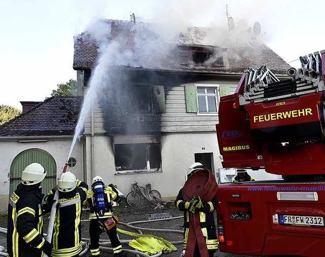 Die Feuerwehr im Kampf gegen den Grobrand in Oberweiler  | Foto: V. Mnch