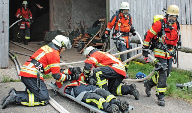 Auch das war Teil der Feuerwehrbung i...der &#8222;brennenden&#8220; Scheune.   | Foto: Dorothee Kuhlmann