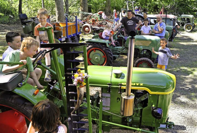 Dass Alt und Jung ein tolles Gespann b... die Ausstellung mit Deutz-Traktoren.   | Foto: Thomas Kunz