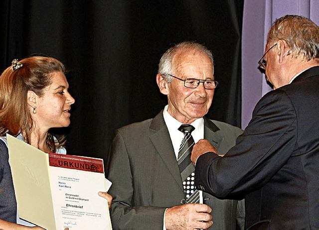 Harald Bobeth, Prsident des Oberbadis...zende Anja Brinkmeier ehren Karl Renz.  | Foto: Frowalt Janzer