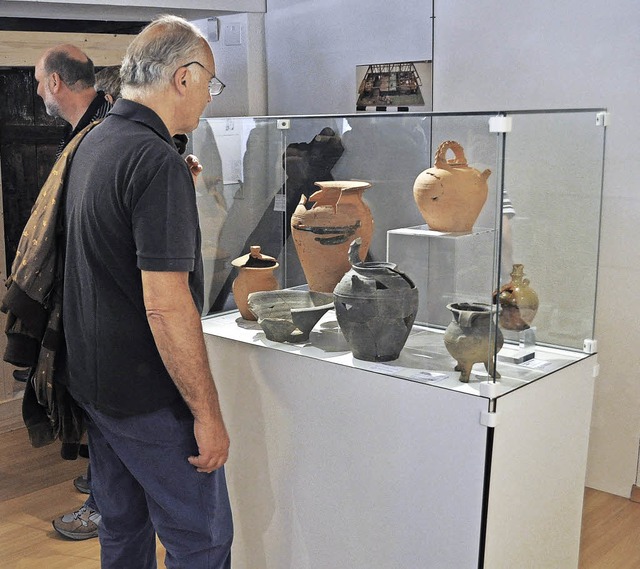 Die archologischen Funde interessiert...Kramer   begleiteten die Ausstellung.   | Foto: Sandhya Hasswani
