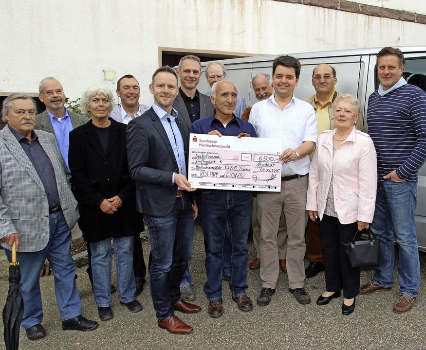 Lions und Rotarier spenden stolze Summ... wurden von Clubmitgliedern begleitet.  | Foto: akh