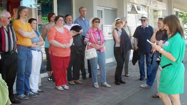 Am Lublinpark startete Susanne Volk-A...(rechts) ihre facettenreiche Fhrung.   | Foto: Steineck