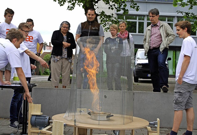 Beim Tag der offenen Tr gab es im Sch...bestaunen. Wie etwa den Feuertornado.   | Foto: Thomas Loisl Mink