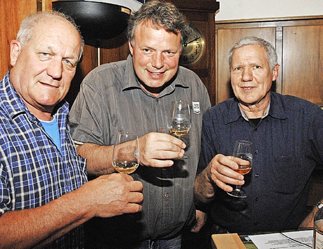 Whiskyliebhaber Charly Baier, Wirt Har...pst Wilfried Frank (im Bild von links)  | Foto: Norbert Sedlak