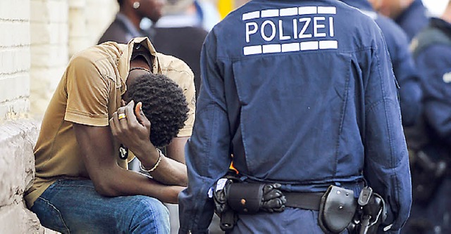 In  Mannheim wird ein verdchtiger Asylbewerber bewacht.   | Foto: dpa