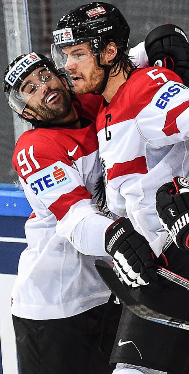 sterreichs Eishockeycracks jubeln: Er... nach Penaltyschieen mit 3:2 besiegt.  | Foto: dpa
