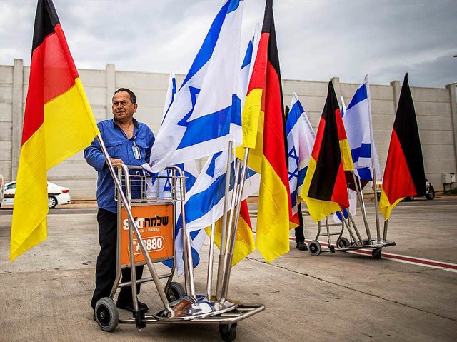Vor dem Besuch von Verteidigungsminist...afen Tel Aviv Flaggen bereitgestellt.   | Foto: dpa