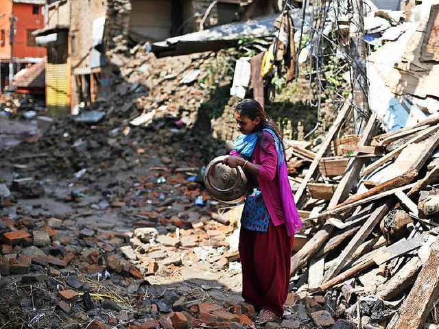 Nepal hat sich noch lange nicht vom er...Beben erholt, da bebt die Erde erneut.  | Foto: dpa