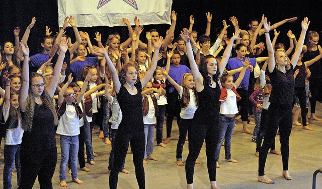 Groe und kleine Tnzerinnen und Tnze...m auf der Bhne der Wyhler Festhalle.   | Foto: Jrgen Schweizer