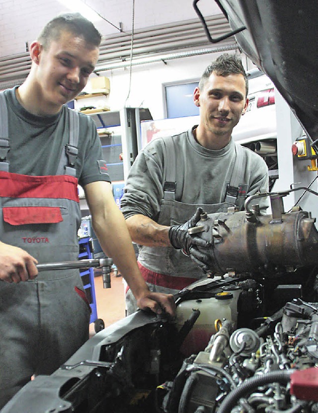 Der Ausbau des Partikelfilters ist zur...elge Franz behandeln bei der Arbeit.    | Foto: kf