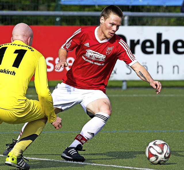 Schneller am Ball sein als der Gegner ...nd beim Abstiegskampf in Buchenberg.    | Foto: wolfgang scheu