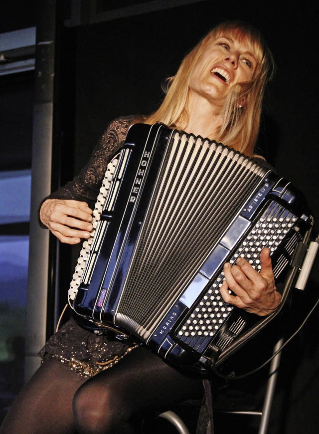 Mit &#8222;L&#8217;accordeon&#8220; wi...id ihrem Musikinstrument eine Hommage.  | Foto: Sabine Model