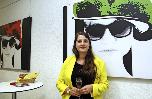 Selina Haas vor dem Bollenhut, der an Andy Warhol erinnert.   | Foto: Heidi Fssel