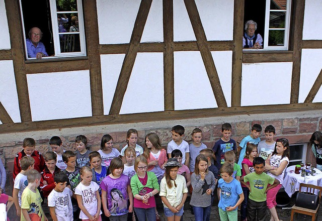 Landrat Hanno Hurth und der Chor der Grundschule  | Foto: Landratsamt