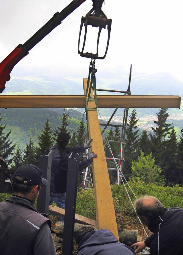 Hau-ruck: Gleich steht das neue  Kreuz...t weitem Blick ber das obere Elztal.   | Foto: Hildegard Hartmann