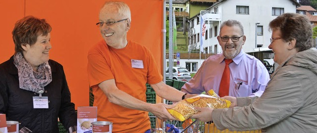 Dankbar fr jede Spende (von links): V...Alfons Steinebrunner mit einer Kundin   | Foto: paul berger