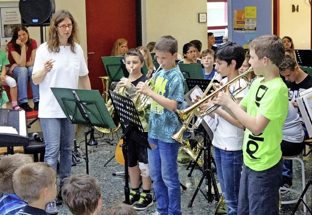 Die jngsten Musiker der Blserklassen...orn) sowie Bianca und Nick (Trompete)   | Foto: Schule