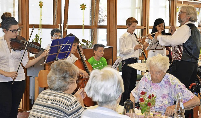 Das Schler-Salon-Orchester der Musiks...nzert im Seniorenzentrum Emilienpark.   | Foto:  Martina Weber-Kroker