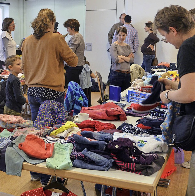 Viel Kleidung gab es am Samstag im evangelischen Gemeindehaus.   | Foto: Martin Eckert