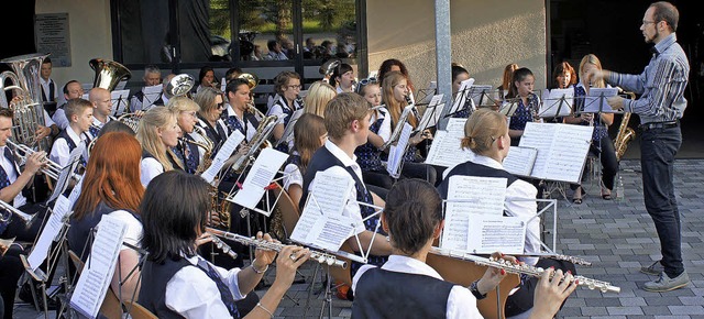 Unter der Leitung von Matteo Genini sp...verein Niederhof beim Brgerhausfest.   | Foto: Herbrig