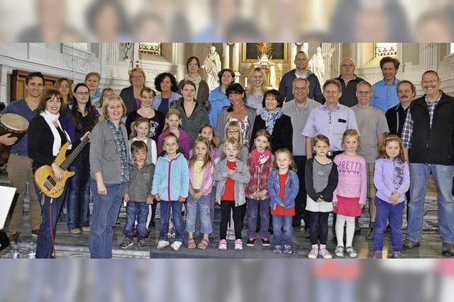 Chor singt in der Kirche