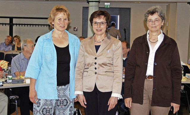 OB Schreiner (Mitte) verpflichtete Kar...) als Nachfolgerin von Angelika Wald.   | Foto: rderer