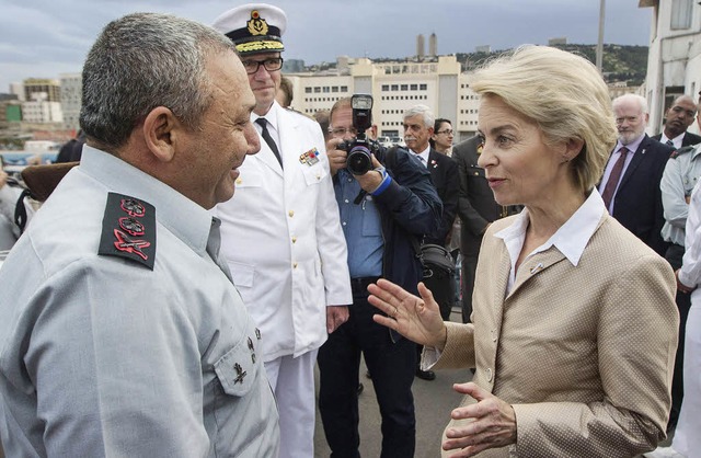 Der Stabschef der israelischen Armee, ... im Gesprch mit Ursula von der Leyen   | Foto: AFP