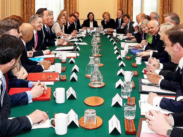 Gute Laune in der Downing Street: Am D...binett dort zu seiner ersten Sitzung.   | Foto: dpa
